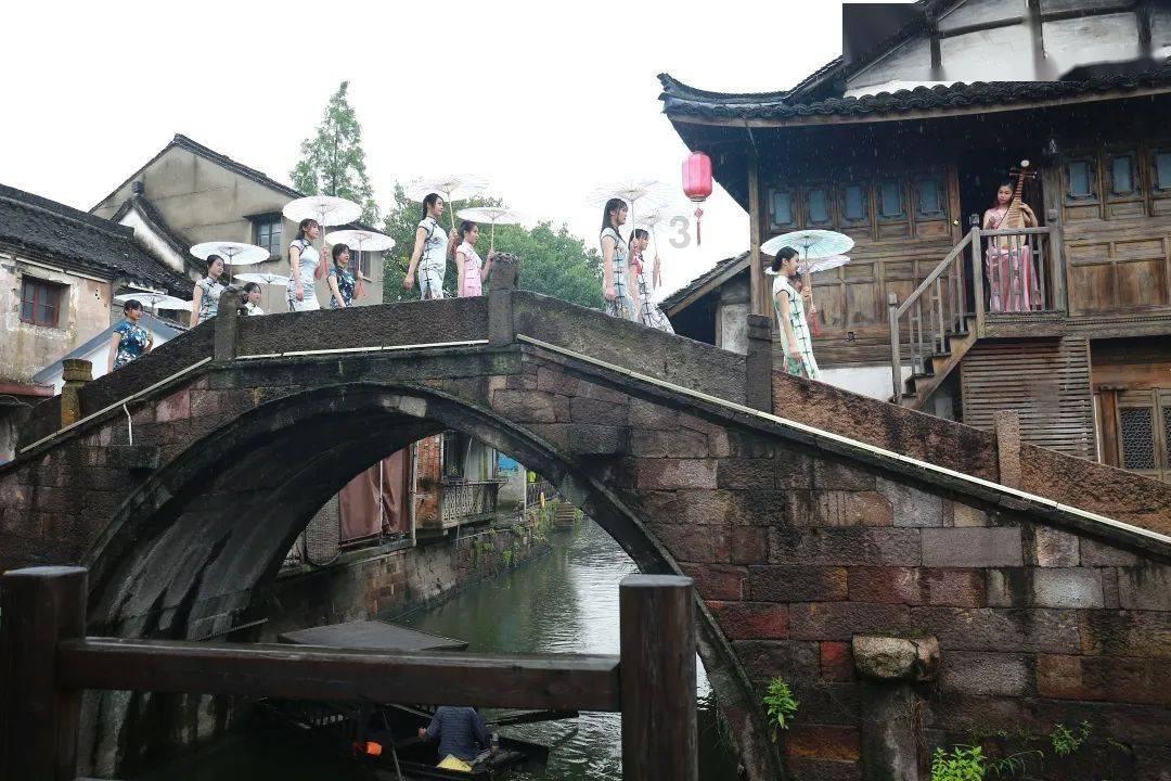怎么把小鹦鹉从繁殖箱里拿出来不让大鹦鹉生气？